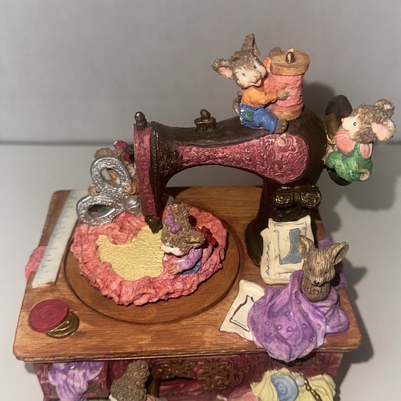 Vintage Music Box Sewing Machine Animated Mice Plays "Tea For Two" Song Motion - Picture 5 of 7